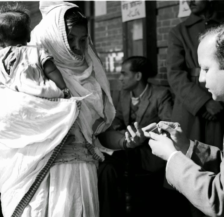 1952 ਵਿੱਚ ਦਿੱਲੀ ਦੇ ਇੱਕ ਪੋਲਿੰਗ ਸਟੇਸ਼ਨ ਉੱਤੇ ਪੋਲਿੰਗ ਅਫ਼ਸਰ ਇੱਕ ਔਰਤ ਵੋਟਰ ਦੀ ਉਂਗਲ ਉੱਤੇ ਸਿਆਹੀ ਲਾਉਂਦਾ ਹੋਇਆ