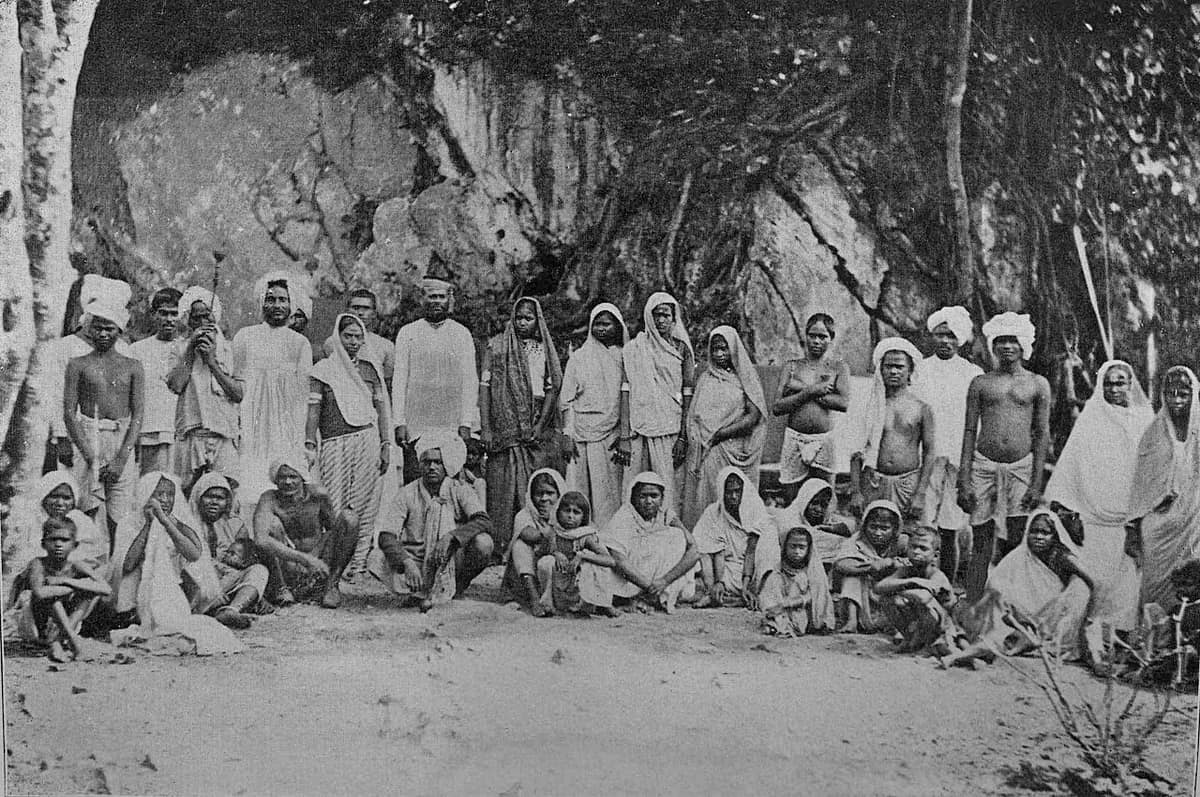ਲਗਭਗ 1897 ਵਿੱਚ ਤ੍ਰਿਨੀਦਾਦ ਪਹੁੰਚੇ ਭਾਰਤੀ ਮਜ਼ਦੂਰਾਂ ਦੇ ਇੱਕ ਸਮੂਹ ਦੀ ਪੁਰਾਣੀ ਤਸਵੀਰ
