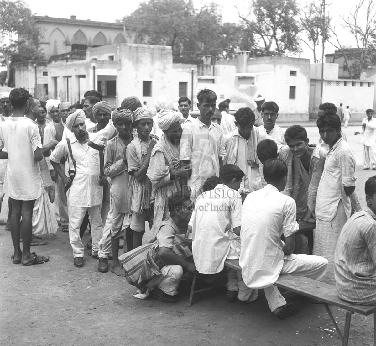 1947 ਵਿੱਚ ਪੱਛਮੀ ਪੰਜਾਬ ਤੋਂ ਆਏ ਸ਼ਰਨਾਰਥੀ ਇੱਕ ਮੇਜ਼ ਅੱਗੇ ਕਤਾਰ ਵਿੱਚ ਖੜ੍ਹੇ ਹਨ ਜਿੱਥੇ ਅਧਿਕਾਰੀ ਉਨ੍ਹਾਂ ਦੇ ਨਾਂ ਲਿਖ ਰਹੇ ਹਨ