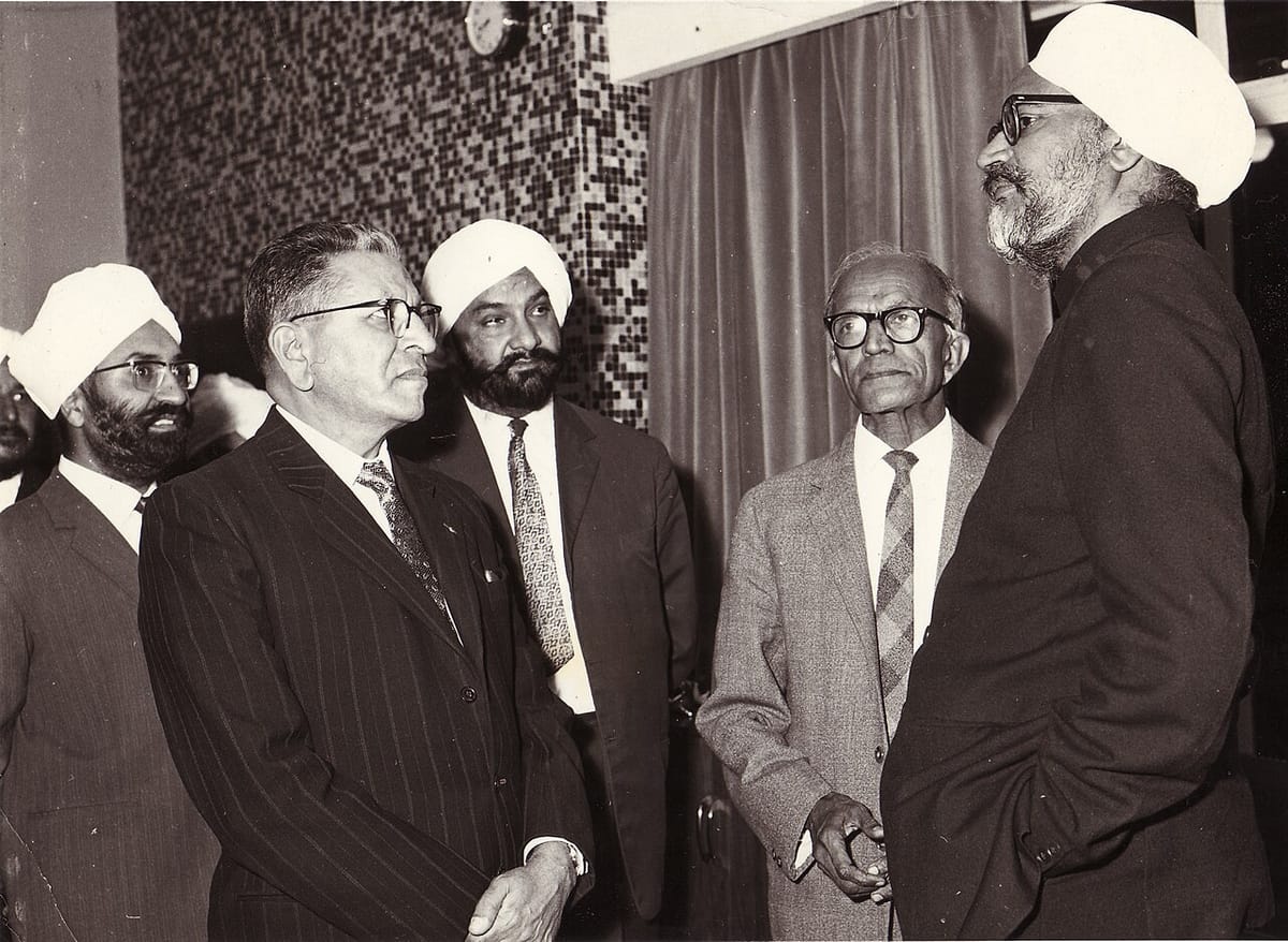 1964 ਵਿੱਚ ਨੈਰੋਬੀ ਵਿਖੇ ਖਿੱਚੀ ਪੱਗ ਅਤੇ ਸੂਟ ਪਹਿਨੇ ਸਰਦਾਰ ਸਵਰਨ ਸਿੰਘ ਦੀ ਤਸਵੀਰ