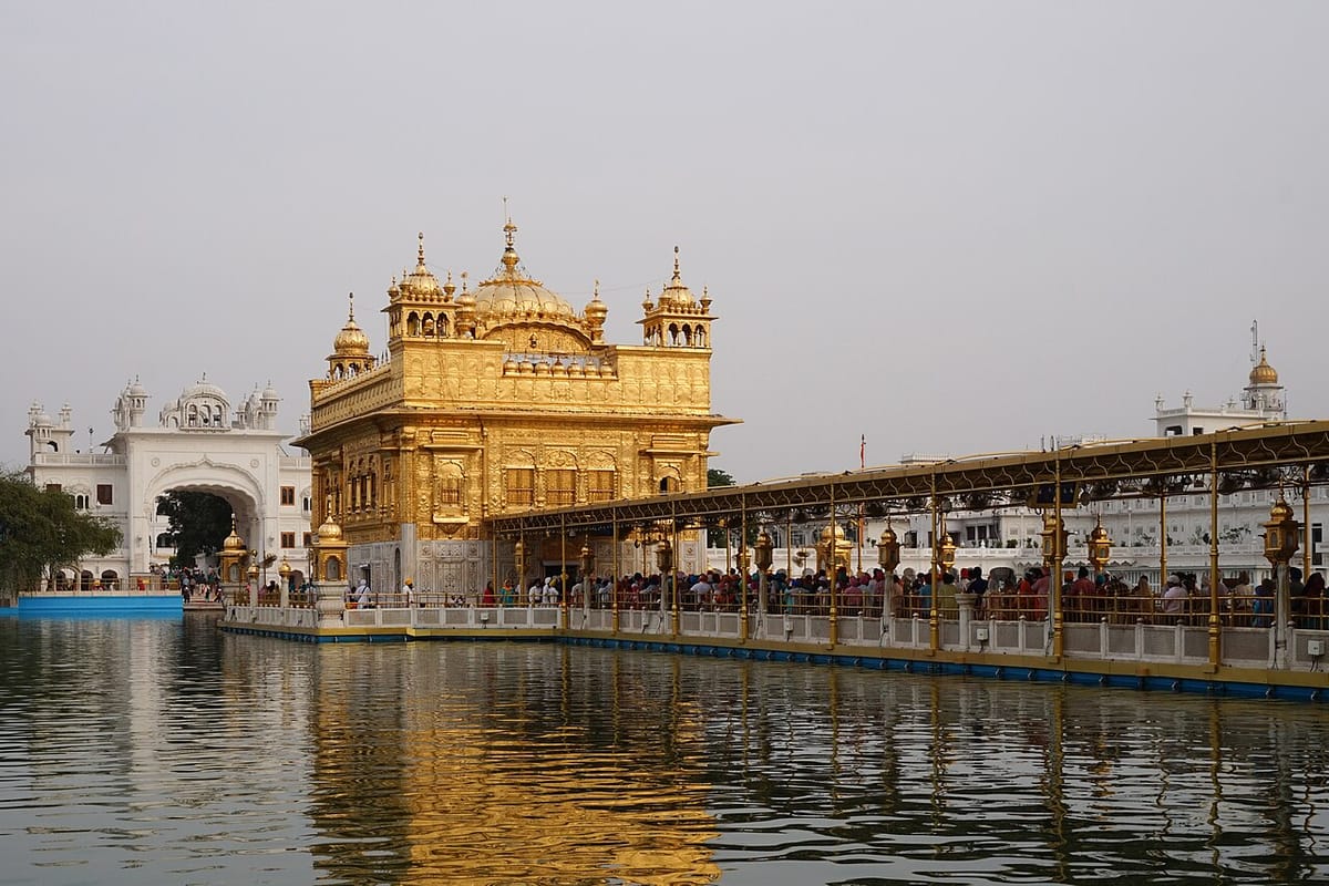 ਅੰਮ੍ਰਿਤਸਰ ਵਿੱਚ ਸ੍ਰੀ ਹਰਿਮੰਦਰ ਸਾਹਿਬ, ਆਲੇ-ਦੁਆਲੇ ਦੇ ਪਵਿੱਤਰ ਸਰੋਵਰ ਵਿੱਚ ਝਲਕਦਾ ਹੋਇਆ