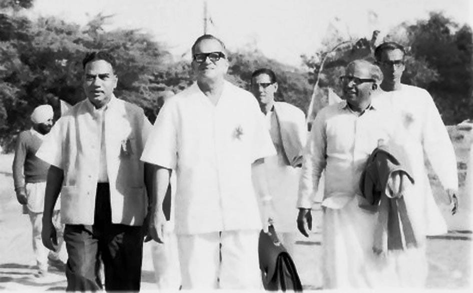 1966 ਵਿੱਚ CPI(M) ਦੇ ਚਾਰ ਆਗੂਆਂ ਦੀ ਸਮੂਹ ਤਸਵੀਰ, ਖੱਬੇ ਪਾਸੇ ਏ. ਕੇ. ਗੋਪਾਲਨ