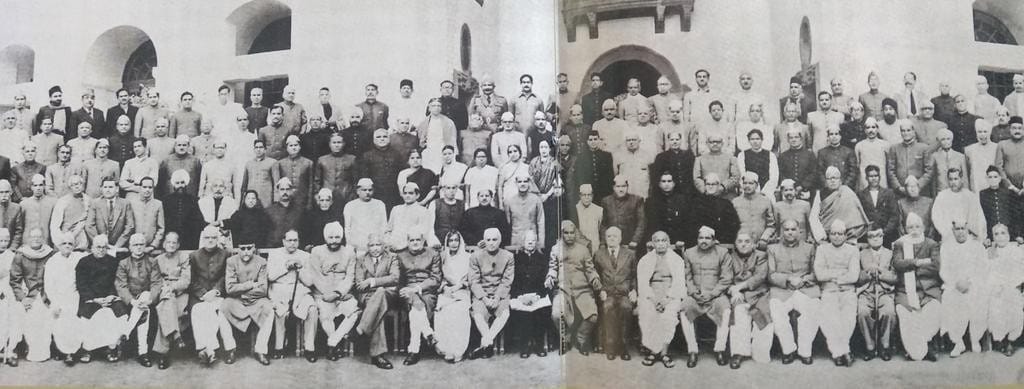 ਕਤਾਰਾਂ ਵਿੱਚ ਖੜ੍ਹੇ ਸੰਵਿਧਾਨ ਸਭਾ ਦੇ ਬਹੁਤ ਸਾਰੇ ਮੈਂਬਰਾਂ ਦੀ ਲੰਮੀ ਗਰੁੱਪ ਤਸਵੀਰ