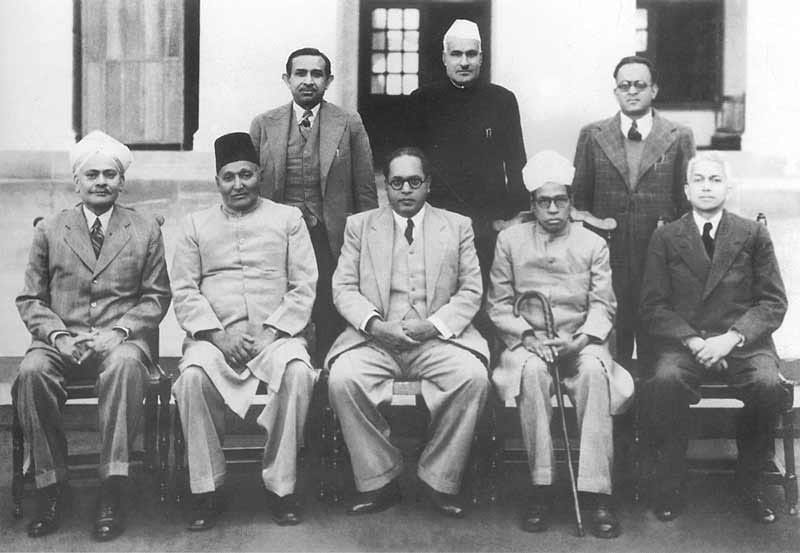 1947 ਵਿੱਚ ਡਰਾਫ਼ਟਿੰਗ ਕਮੇਟੀ ਦੇ ਮੈਂਬਰਾਂ ਦੀ ਬਲੈਕ ਐਂਡ ਵ੍ਹਾਈਟ ਗਰੁੱਪ ਤਸਵੀਰ, ਕੁਝ ਬੈਠੇ ਅਤੇ ਕੁਝ ਖੜ੍ਹੇ