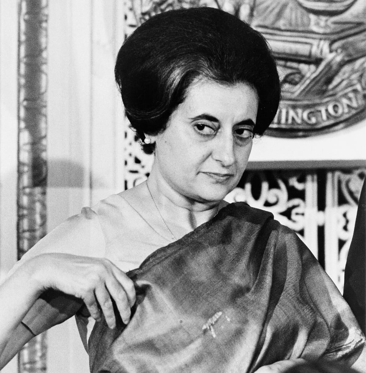 1966 ਵਿੱਚ ਇੱਕ ਪ੍ਰੈੱਸ ਕਲੱਬ ਸਮਾਗਮ ਵਿੱਚ ਬੋਲਦੀ ਸਾੜੀ ਪਹਿਨੀ ਇੰਦਰਾ ਗਾਂਧੀ