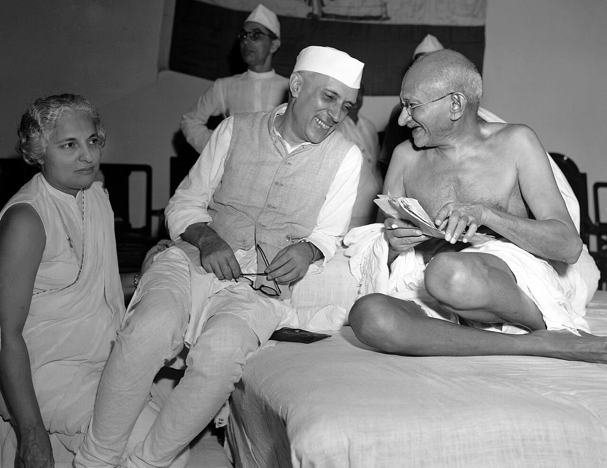 ਇੱਕ ਬੈਠਕ ਵਿੱਚ ਮਹਾਤਮਾ ਗਾਂਧੀ ਨਾਲ ਹੱਸਦੇ ਹੋਏ ਜਵਾਹਰ ਲਾਲ ਨਹਿਰੂ, ਖੱਬੇ ਪਾਸੇ ਵਿਜੇ ਲਕਸ਼ਮੀ ਪੰਡਿਤ