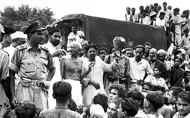 1917 ਵਿੱਚ ਚੰਪਾਰਨ ਵਿਖੇ ਇੱਕ ਪੁਲਿਸ ਸਬ-ਇੰਸਪੈਕਟਰ ਨਾਲ ਗਾਂਧੀ ਜੀ ਦੀ ਪੁਰਾਣੀ ਫ਼ੋਟੋ