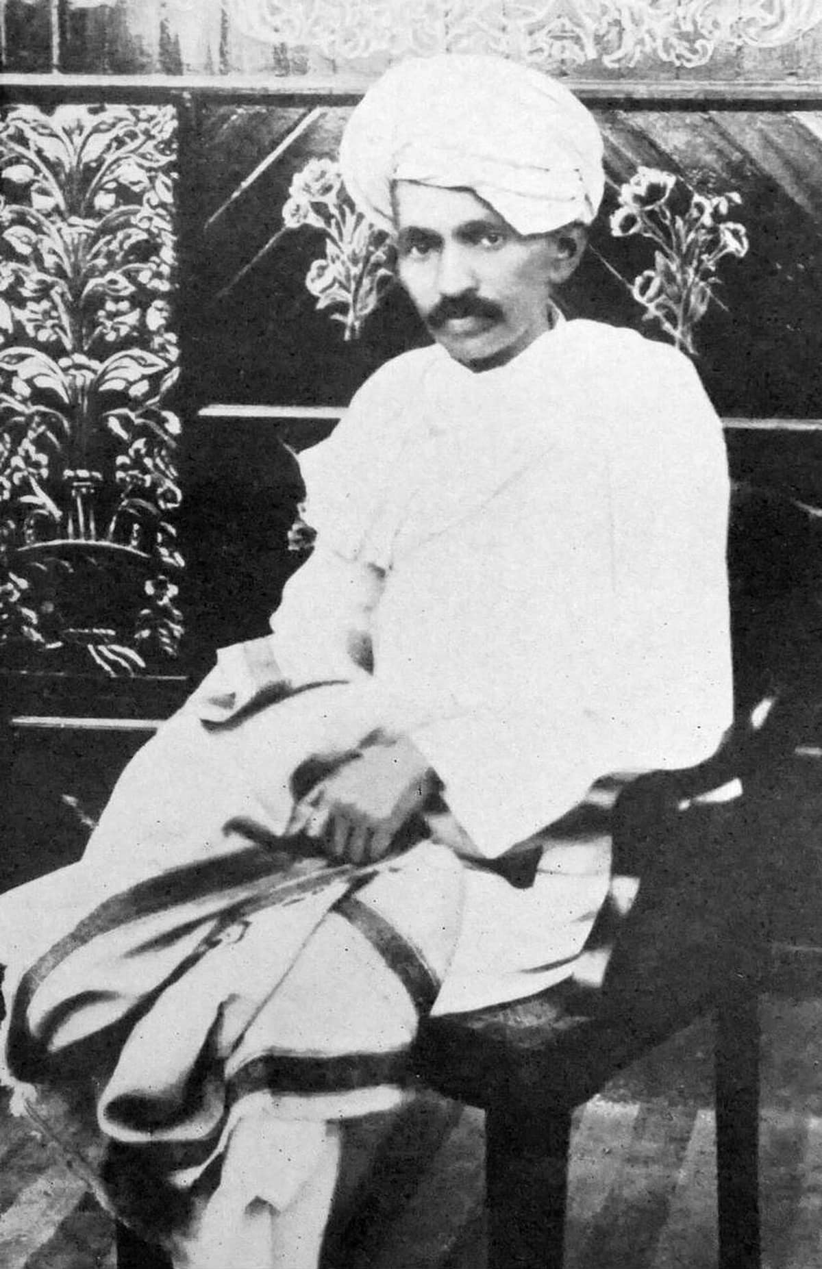1918 ਵਿੱਚ ਖਿੱਚੀ ਬੈਠੇ ਗਾਂਧੀ ਜੀ ਦੀ ਪੁਰਾਣੀ ਫ਼ੋਟੋ