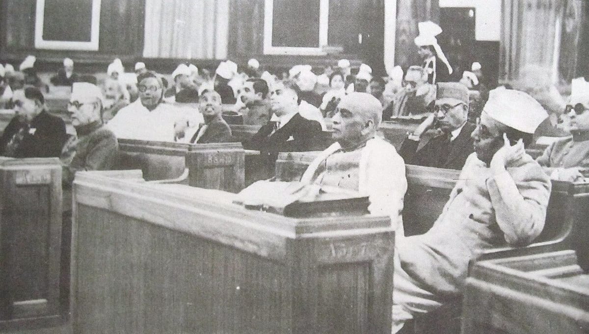 ਦਸੰਬਰ 1946 ਵਿੱਚ ਸੰਵਿਧਾਨ ਸਭਾ ਦੇ ਹਾਲ ਵਿੱਚ ਕਤਾਰਾਂ ਵਿੱਚ ਬੈਠੇ ਮੈਂਬਰ