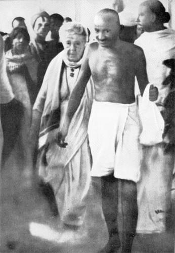 1921 ਵਿੱਚ ਮਦਰਾਸ ਵਿੱਚ ਇਕੱਠਿਆਂ ਖਿੱਚੀ ਗਾਂਧੀ ਜੀ ਅਤੇ ਐਨੀ ਬੇਸੈਂਟ ਦੀ ਫ਼ੋਟੋ