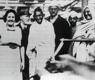 1931 ਵਿੱਚ ਇੰਗਲੈਂਡ ਦੇ ਡਾਰਵਨ ਦੀ ਗ੍ਰੀਨਫ਼ੀਲਡ ਕੱਪੜਾ ਮਿੱਲ ਵਿੱਚ ਗਾਂਧੀ