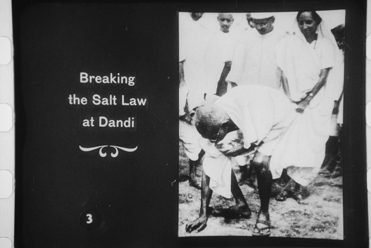 ਅਪ੍ਰੈਲ 1930 ਵਿੱਚ ਡਾਂਡੀ ਦੇ ਤਟ ਉੱਤੇ ਝੁਕ ਕੇ ਲੂਣ ਚੁੱਕਦੇ ਗਾਂਧੀ ਜੀ
