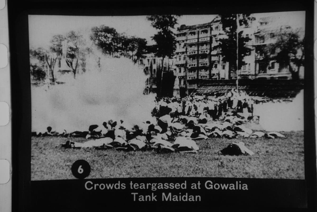 ਅਗਸਤ 1942 ਵਿੱਚ ਬੰਬਈ ਦੇ ਗੋਵਾਲੀਆ ਟੈਂਕ ਮੈਦਾਨ ਵਿੱਚ ਪੁਲਿਸ ਦੀ ਅੱਥਰੂ ਗੈਸ ਨਾਲ ਪ੍ਰਭਾਵਿਤ ਭੀੜ