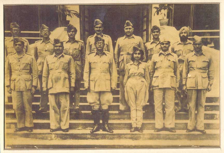 ਵਰਦੀਧਾਰੀ ਸੀਨੀਅਰ ਆਈ.ਐੱਨ.ਏ. ਅਫ਼ਸਰਾਂ ਨਾਲ ਸੁਭਾਸ਼ ਚੰਦਰ ਬੋਸ ਦੀ ਸਮੂਹ ਤਸਵੀਰ