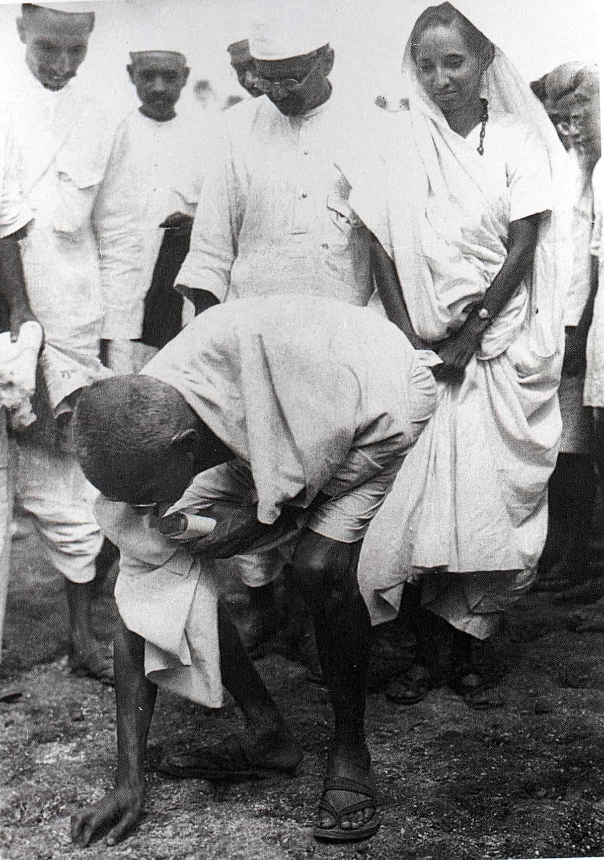 ਲੂਣ ਮਾਰਚ ਦੇ ਅਖ਼ੀਰ ਵਿੱਚ ਡਾਂਡੀ ਦੇ ਸਮੁੰਦਰੀ ਕੰਢੇ ਉੱਤੇ ਗਾਂਧੀ, ਪਿੱਛੇ ਸਾਥੀ