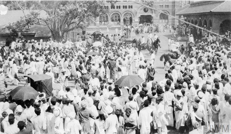 ਮਦਰਾਸ ਸੈਂਟਰਲ ਸਟੇਸ਼ਨ ਦੇ ਅਹਾਤੇ ਵਿੱਚ ਤਿਲਕ ਦੀ ਉਡੀਕ ਕਰਦੇ ਭਾਰਤੀ ਬੁਆਏ ਸਕਾਊਟ