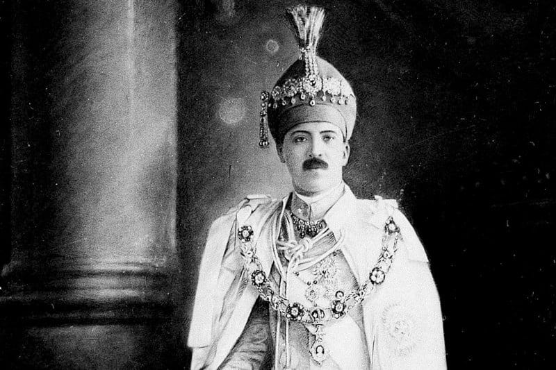 1911 ਵਿੱਚ ਤਾਜਪੋਸ਼ੀ ਦੇ ਲਿਬਾਸ ਵਿੱਚ ਹੈਦਰਾਬਾਦ ਦੇ ਨੌਜਵਾਨ ਨਿਜ਼ਾਮ