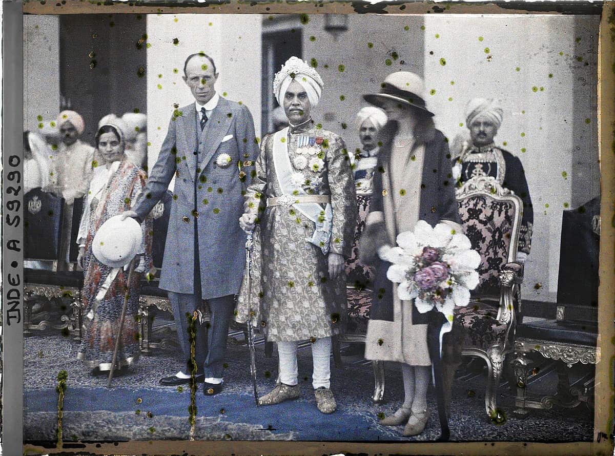 1927 ਵਿੱਚ ਲਾਰਡ ਅਤੇ ਲੇਡੀ ਇਰਵਿਨ ਨਾਲ ਖੜ੍ਹੇ ਕਪੂਰਥਲਾ ਦੇ ਮਹਾਰਾਜਾ ਜਗਤਜੀਤ ਸਿੰਘ