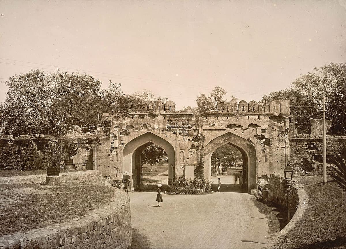 1890 ਦੇ ਦਹਾਕੇ ਦੀ ਫ਼ੋਟੋ ਵਿੱਚ ਦੋ ਮਹਿਰਾਬਾਂ ਵਾਲਾ ਦਿੱਲੀ ਦਾ ਕਸ਼ਮੀਰੀ ਗੇਟ