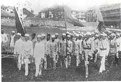 ਗਲੀ ਦੇ ਇੱਕ ਜਲੂਸ ਦੇ ਅੱਗੇ ਤੁਰਦੇ ਖ਼ਿਲਾਫ਼ਤ ਕਾਰਕੁਨਾਂ ਦੀ ਪੁਰਾਣੀ ਫ਼ੋਟੋ
