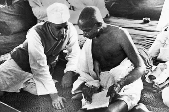 1942 ਵਿੱਚ ਬੰਬਈ ਵਿਖੇ ਆਲ ਇੰਡੀਆ ਕਾਂਗਰਸ ਕਮੇਟੀ ਦੇ ਸੈਸ਼ਨ ਵਿੱਚ ਨਹਿਰੂ ਅਤੇ ਗਾਂਧੀ