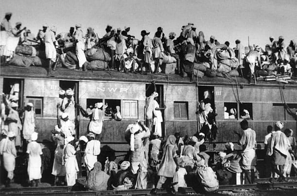 ਛੱਤ ਅਤੇ ਪਾਸਿਆਂ ਉੱਤੇ ਬੈਠੇ ਲੋਕਾਂ ਨਾਲ ਭਰੀ ਹੋਈ ਰੇਲਗੱਡੀ