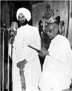 ਸਮਾਗਮ ਵਿੱਚ ਸਰਦਾਰ ਪਟੇਲ ਅਤੇ ਸਹੁੰ ਚੁੱਕਦੇ ਪਟਿਆਲਾ ਦੇ ਮਹਾਰਾਜਾ
