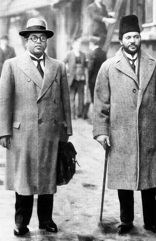 1931 ਵਿੱਚ ਹਾਊਸ ਆਫ਼ ਕਾਮਨਜ਼ ਦੇ ਬਾਹਰ ਸੂਟ ਪਹਿਨੀ ਖੜ੍ਹੇ ਡਾ. ਅੰਬੇਡਕਰ ਅਤੇ ਸਰ ਮੁਹੰਮਦ ਜ਼ਫ਼ਰਉੱਲਾ ਖ਼ਾਨ