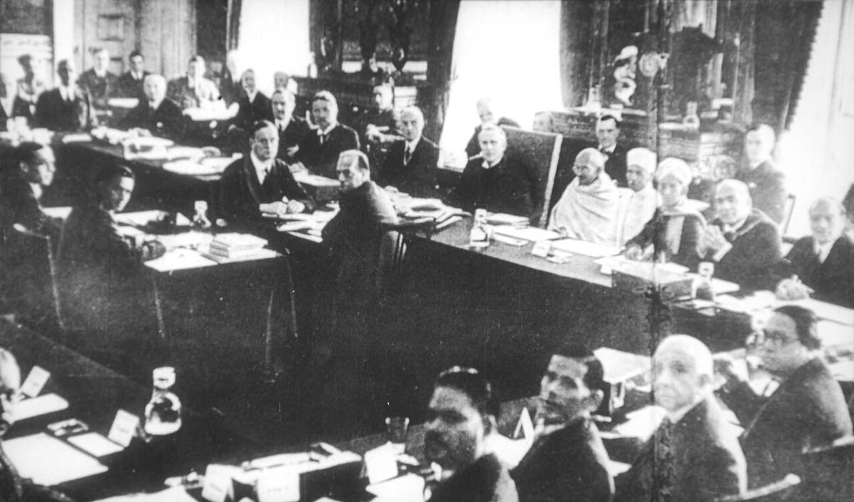 1931 ਦੀ ਗੋਲਮੇਜ਼ ਕਾਨਫ਼ਰੰਸ ਦੇ ਪ੍ਰਤੀਨਿਧ, ਜਿਨ੍ਹਾਂ ਵਿੱਚ ਗਾਂਧੀ ਅਤੇ ਅੰਬੇਡਕਰ ਹਨ