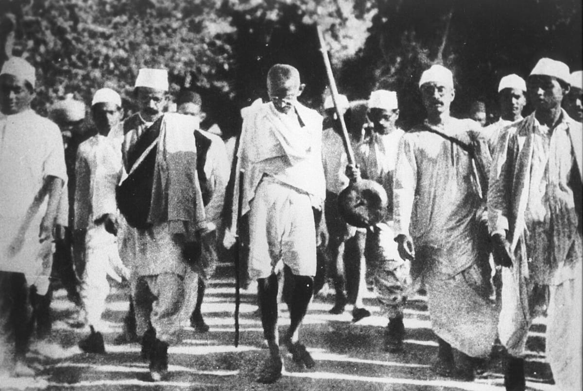 ਮਾਰਚ 1930 ਵਿੱਚ ਲੂਣ ਮਾਰਚ ਦੌਰਾਨ ਸੋਟੀ ਲੈ ਕੇ ਮਾਰਚ ਕਰਨ ਵਾਲਿਆਂ ਦੇ ਅੱਗੇ ਤੁਰਦੇ ਗਾਂਧੀ ਜੀ