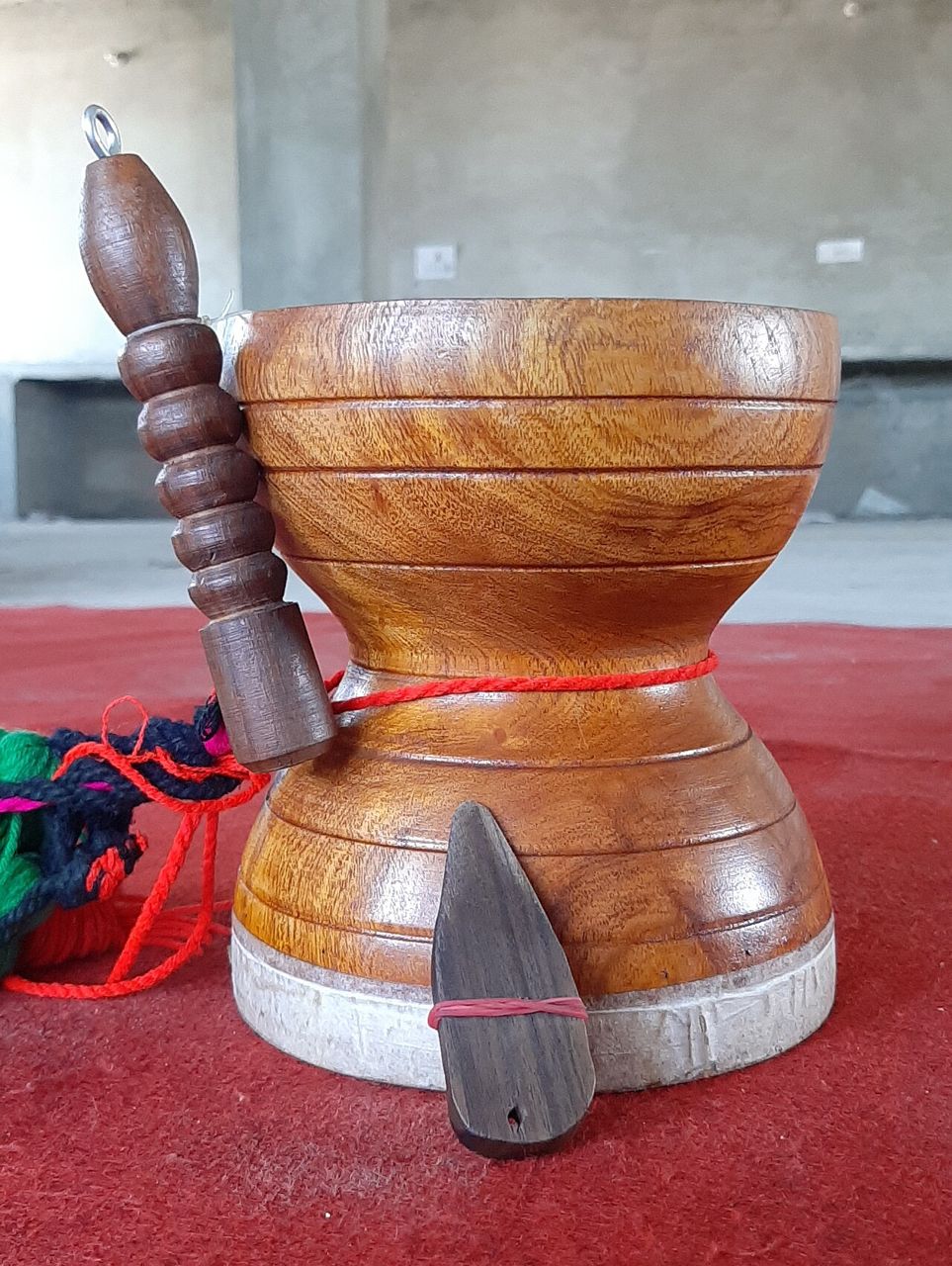 ਡੋਰ ਅਤੇ ਲੱਕੜ ਦੇ ਛੋਟੇ ਹੱਥੇ ਵਾਲਾ ਲੱਕੜ ਦਾ ਬੁਗਚੂ