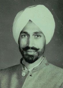 ਹਲਕੇ ਰੰਗ ਦੀ ਪੱਗ ਵਿੱਚ ਜਵਾਨ ਗੁਰਦਿਆਲ ਸਿੰਘ ਦੀ ਬਲੈਕ-ਐਂਡ-ਵ੍ਹਾਈਟ ਤਸਵੀਰ