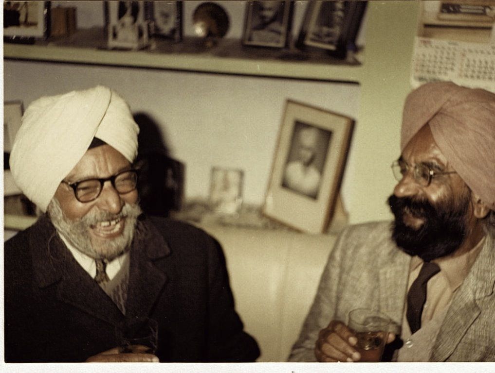 ਜਲੰਧਰ, 1969: ਪੱਗਾਂ ਬੰਨ੍ਹੀ ਦੋ ਬਜ਼ੁਰਗ ਸਿੱਖ ਲੇਖਕ ਇਕੱਠੇ ਹੱਸਦੇ ਹੋਏ