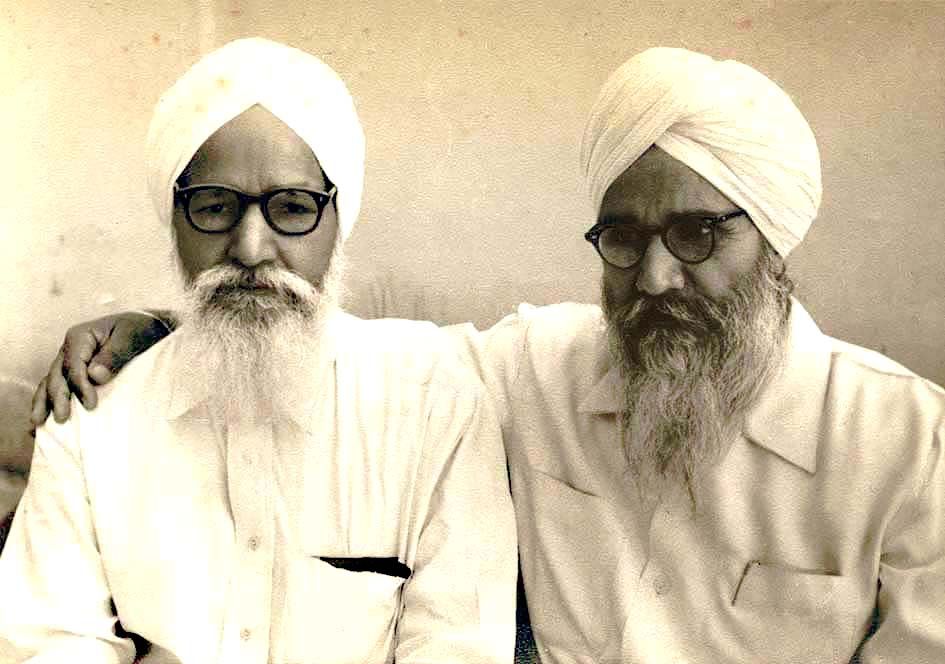 1958 ਵਿੱਚ ਗੋਪਾਲ ਸਿੰਘ ਚੰਦਨ ਨਾਲ ਨਾਵਲਕਾਰ ਨਾਨਕ ਸਿੰਘ (ਖੱਬੇ, ਚਿੱਟੀ ਦਾੜ੍ਹੀ) ਦੀ ਪੁਰਾਣੀ ਤਸਵੀਰ