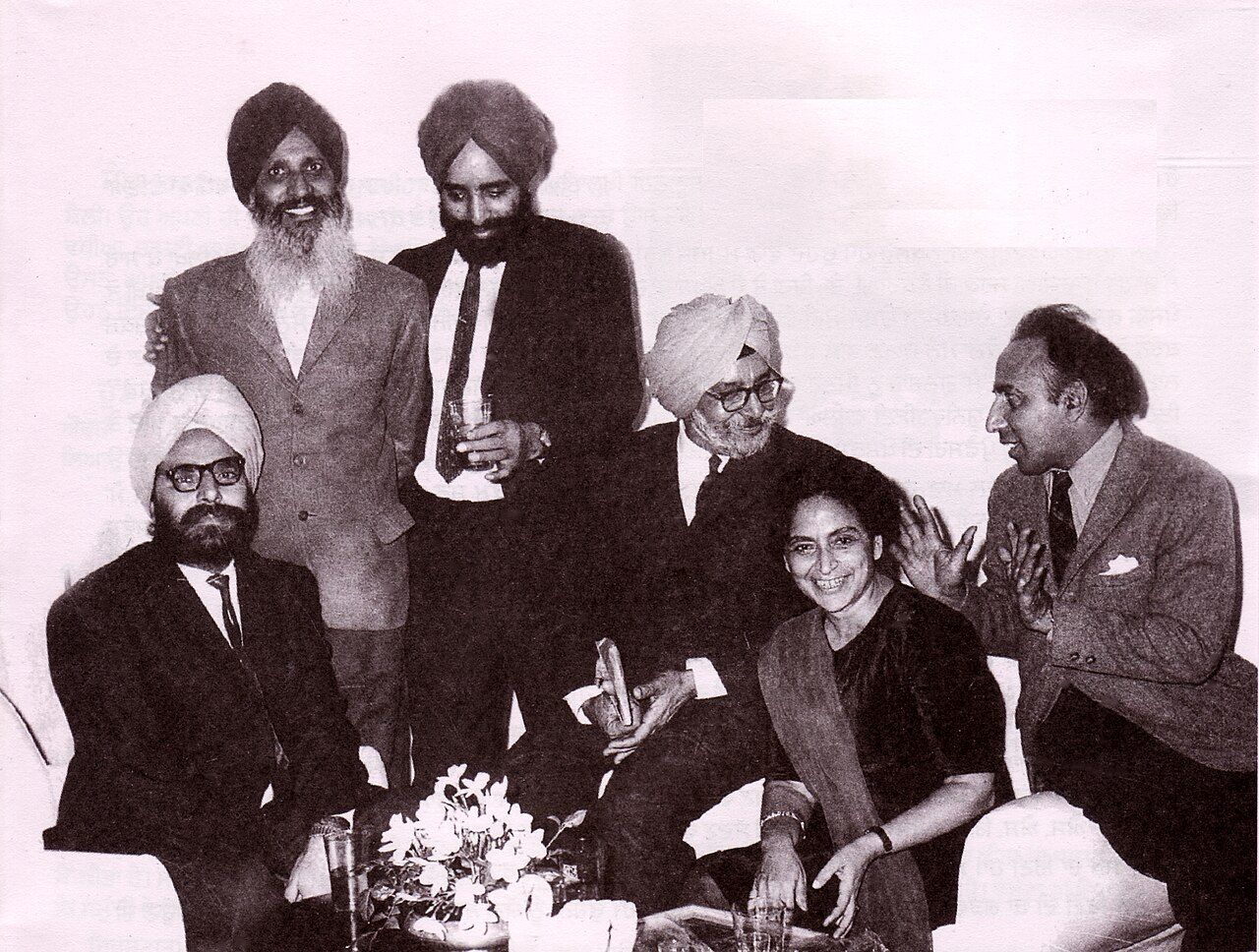 ਛੇ ਪੰਜਾਬੀ ਲੇਖਕਾਂ ਦੀ ਸਮੂਹ ਤਸਵੀਰ; ਅੱਗੇ ਅੰਮ੍ਰਿਤਾ ਪ੍ਰੀਤਮ ਬੈਠੀ ਹੈ