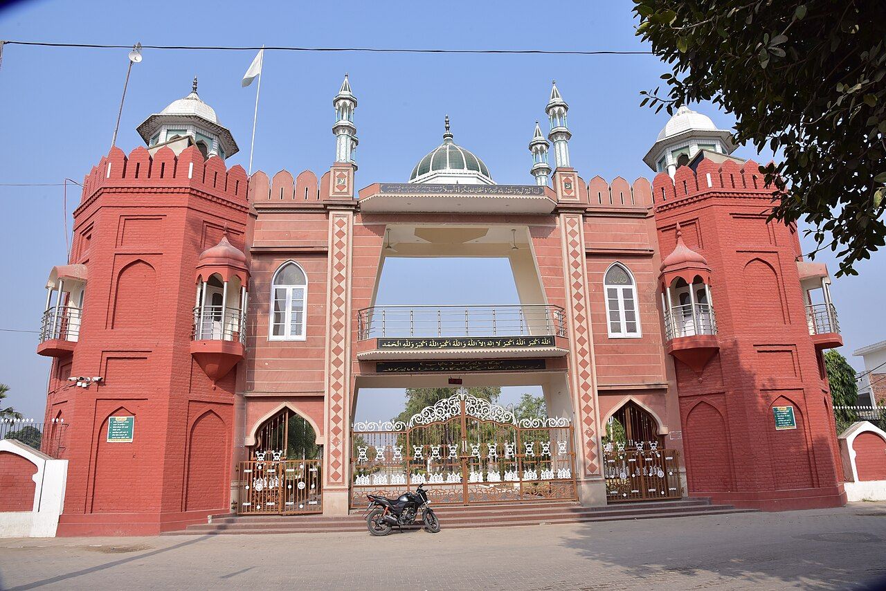 Red-and-white gateway of the Eidgah at Malerkotla with small domes