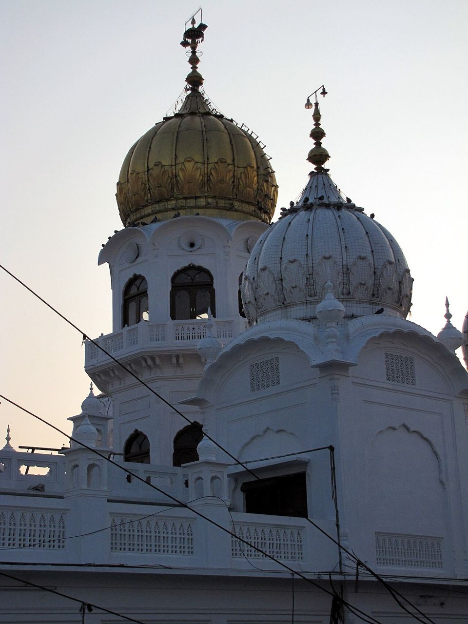 ਸ਼ਾਮ ਦੇ ਅਸਮਾਨ ਹੇਠ ਗੁਰਦੁਆਰਾ ਸ਼ਹੀਦ ਬਾਬਾ ਦੀਪ ਸਿੰਘ ਜੀ ਦੇ ਸੁਨਹਿਰੀ ਅਤੇ ਚਿੱਟੇ ਗੁੰਬਦ