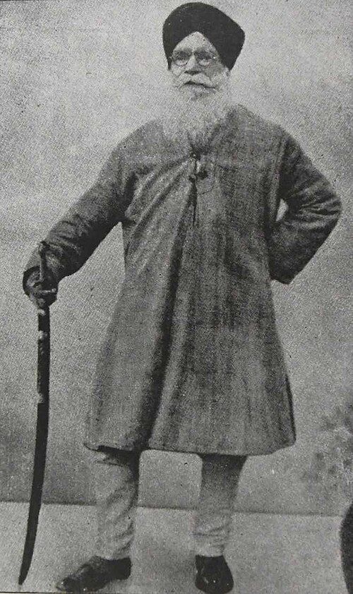 ਲੰਮੇ ਕੋਟ ਅਤੇ ਦਸਤਾਰ ਵਿੱਚ ਤਲਵਾਰ ਫੜੀ ਖੜ੍ਹੇ ਬਾਬਾ ਖੜਕ ਸਿੰਘ ਦੀ ਪੁਰਾਣੀ ਤਸਵੀਰ