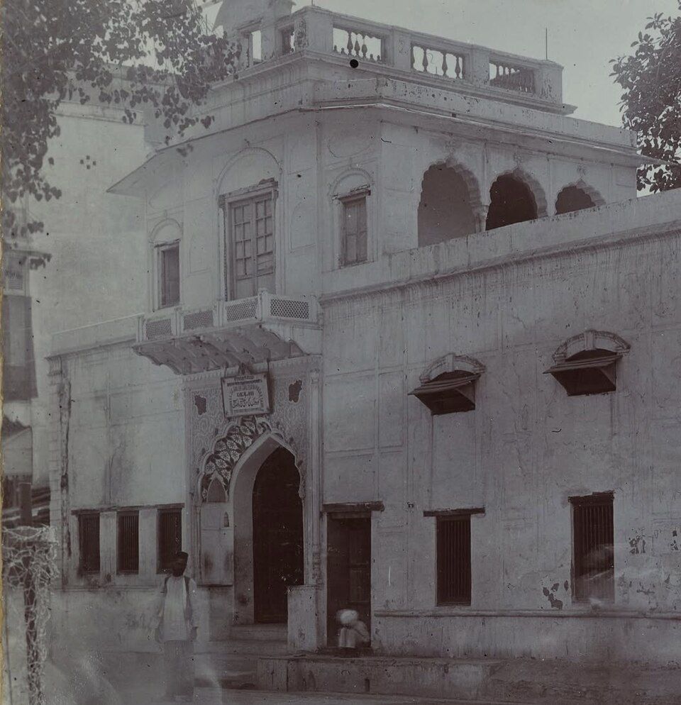 Old black-and-white photograph of Gurdwara Sis Ganj Sahib, Chandni Chowk, Delhi